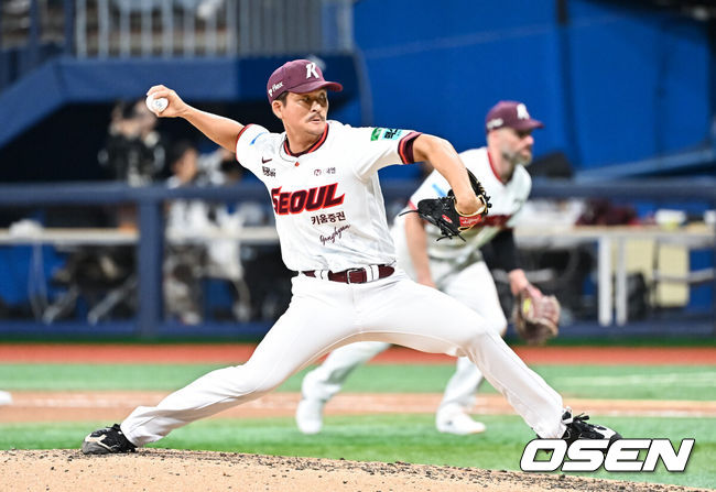 [OSEN=고척, 박준형 기자] 11일 오후 서울 고척스카이돔에서 2026 신한 SOL KBO리그 키움 히어로즈와 LG 트윈스의 경기가 진행됐다.이날 경기에는 키움은 안우진을, LG는 카라스코를 선발투수로 내세웠다.8회초 키움 원종현 투수가 역투하고 있다.    2026.08.11 / soul1014@osen.co.kr