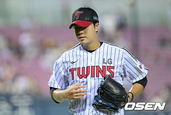 [OSEN=잠실, 최규한 기자] 27일 서울 잠실야구장에서 ‘2026 신한 SOL Bank KBO리그’ LG 트윈스와 NC 다이노스의 경기가 열렸다.홈팀 LG는 박시원, 방문팀 NC는 토다 나츠키를 선발로 내세웠다.2회초 2사 1루 상황 LG 선발 박시원이 강판되고 있다. 2026.08.27 / dreamer@osen.co.kr