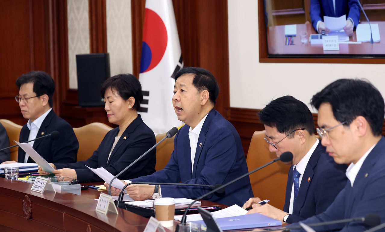 구윤철 경제부총리 겸 재정경제부 장관이 28일 오전 서울 종로구 세종대로 정부서울청사에서 열린 비상경제본부 희의 겸 경제관계장관회의 겸 민생물가 특별관리 관계장관 TF에서 모두 발언을 하고 있다.뉴스1