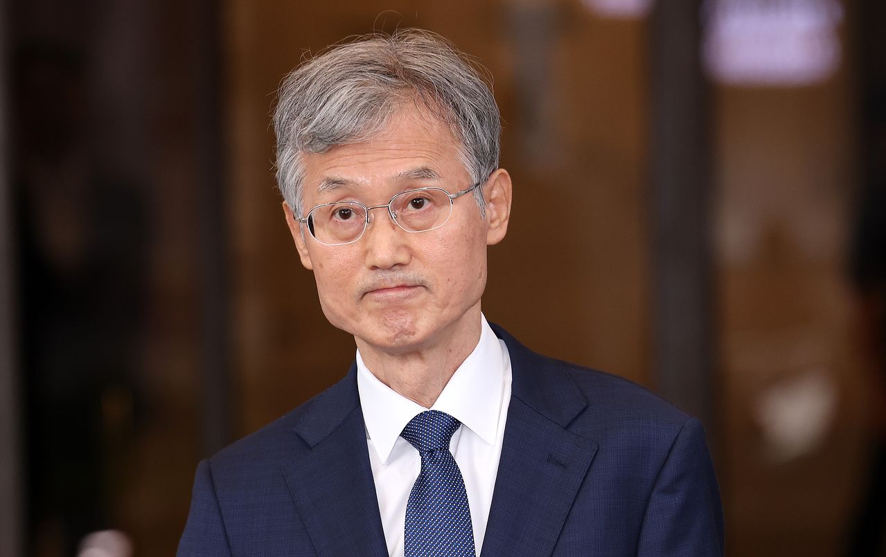 조희대 대법원장이 28일 오후 서울 서초동 대법원 청사에서 퇴근하고 있다. 뉴스1