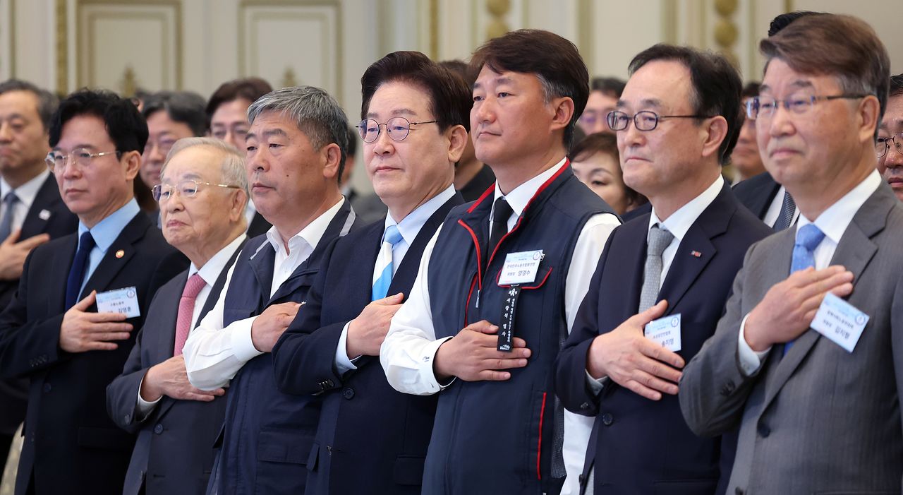 이재명 대통령이 지난 5월1일 청와대 영빈관에서 열린 2026 노동절 기념식에서 국민의례를 하고 있다.  왼쪽부터 김영훈 고용노동부 장관, 손경식 한국경영자총협회장, 김동명 한국노총 위원장, 이재명 대통령, 양경수 민주노총 위원장, 송치영 소상공인연합회장, 김지형 경제사회노동위원장. 뉴스1