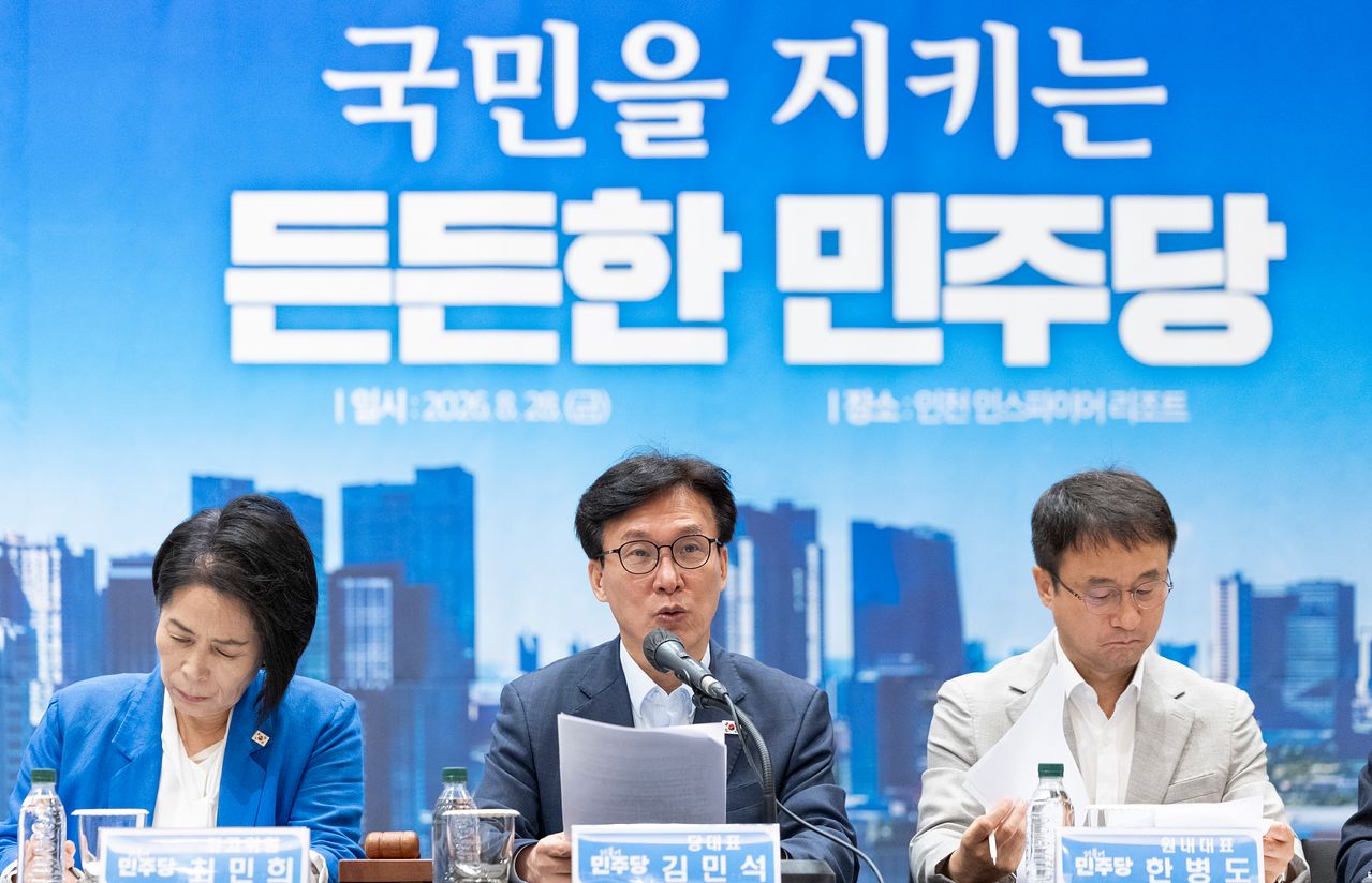 더불어민주당 김민석 대표가 28일 인천시 영종구 인스파이어 리조트에서 열린 최고위원회의에서 발언하고 있다. 연합뉴스
