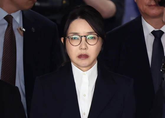 2025년 8월 12일 영잘실질심사를 마치고 서울중앙지법을 나서는 김건희 여사. 구속수감되기 몇 시간 전, 그가 고개를 들다가 우연히 국민과 눈높이를 맞췄다. 우연한 순간 포착이었을까, 아니면 잠시 방심한 걸까. 기자에게는 내내 반성하는 모습을 연출했던 그가 한 순간 채 사그라지지 않은 최고 권력자의 면모를 끄집어내 만인을 쏘아본 것처럼 보였다. 연합뉴스
