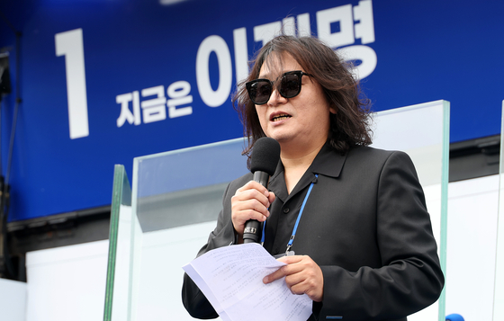 가수 시나위 기타리스트 신대철씨가 지난해 5월 26일 오후 경기 용인시 단국대 죽전캠퍼스 정문 앞에서 열린 이재명 당시 더불어민주당 대선 후보의 용인 유세에서 지지를 호소하고 있다. 김성룡 기자
