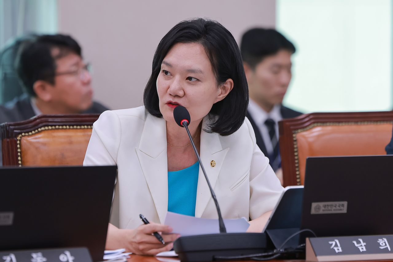김남희 민주당 의원이 7월 15일 국회에서 열린 법사위 전체회의에서 질의하고 있다. 연합뉴스