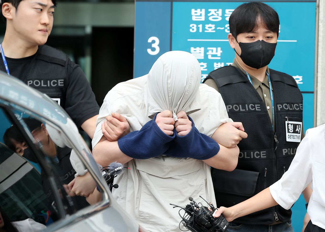 20대 중국인 여성 유학생을 살해한 혐의(살인 등)를 받는 A씨가 27일 오전 구속 전 피의자 심문(영장실질심사)을 마친 뒤 대구지방법원을 나서고 있다.뉴스1