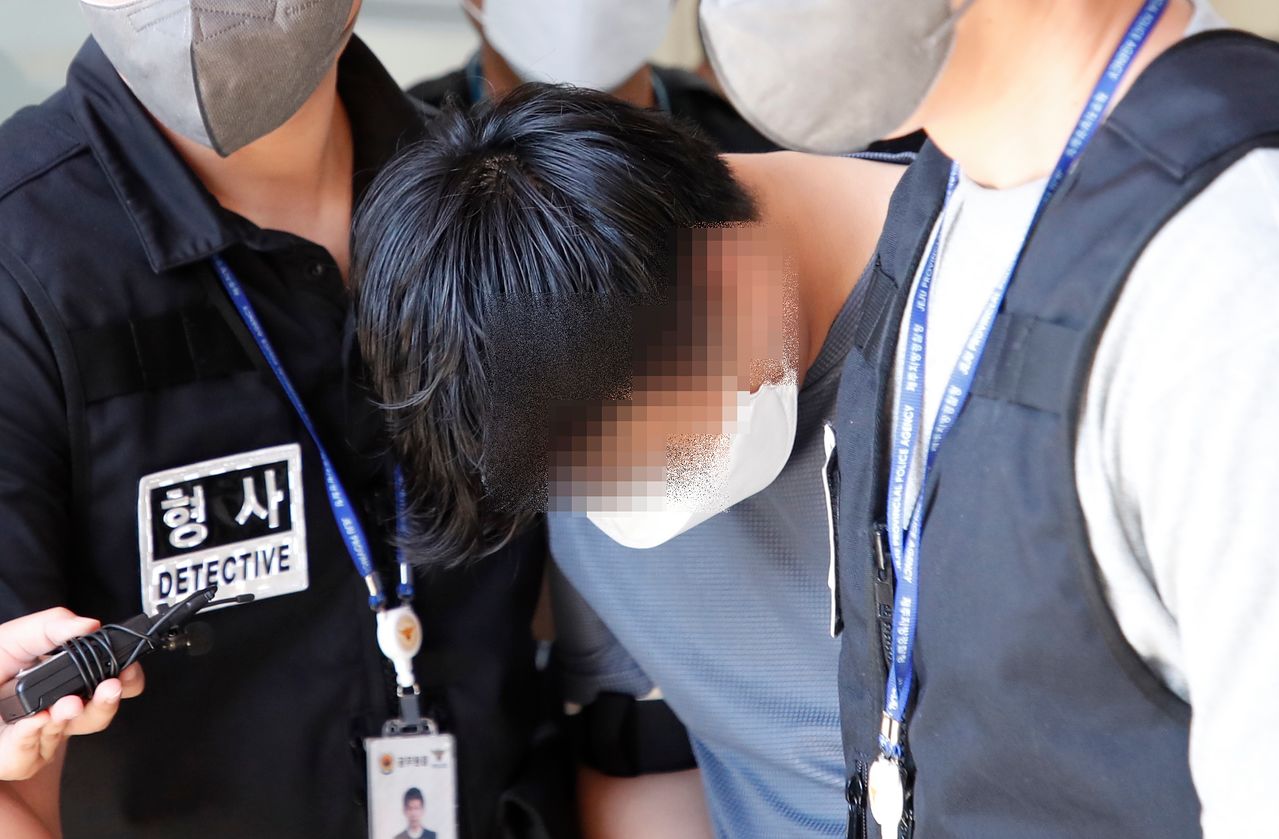 실종자 허위 종결 사건으로 직무유기 등 혐의를 받고 있는 제주 서부경찰서 소속 A경장이 24일 오전 제주동부경찰서 유치장에서 제주지법에서 열리는 체포적부심에 출석하기 위해 이동하고 있다. 뉴시스