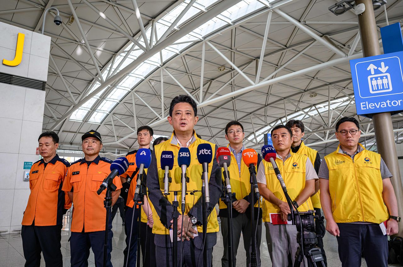 임상우 정부합동신속대응팀 단장을 비롯한 합동신속대응팀이 인천국제공항 제1여객터미널에서 출국 전 브리핑하고 있다. 김경록 기자