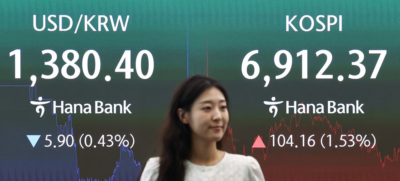 27일 오후 서울 중구 하나은행 본점 딜링룸 전광판에 코스피 종가가 표시되어 있다. 이날 코스피는 전 거래일 대비 1.53% 상승한 6912.37, 코스닥은 1.30% 오른 837.65에 마감했다. 뉴스1