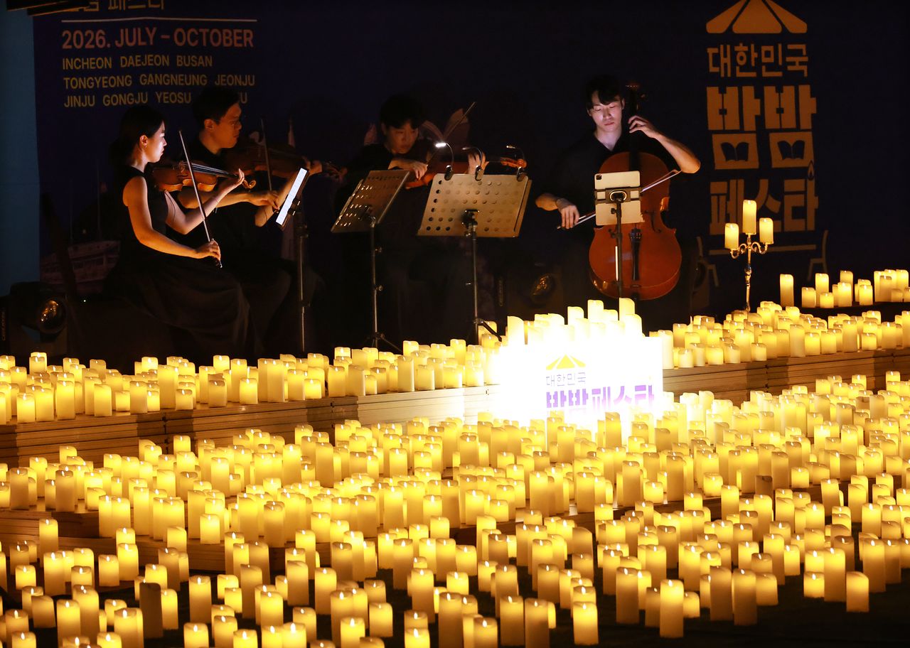 부산 해운대구 영화의전당에서 열린 '2026 대한민국 밤밤페스타 부산 시즌2' 행사에서 엘이디(LED) 촛불로 꾸며진 야외극장에서 캔들라이트 콘서트가 열리고 있다. 연합뉴스