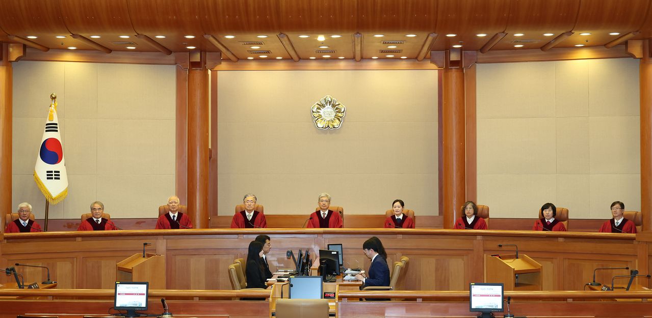 27일 종로구 헌재에서 김상환 헌법재판소장과 헌법재판관들이 헌법소원 선고를 앞두고 자리에 앉아 있다.연합뉴스