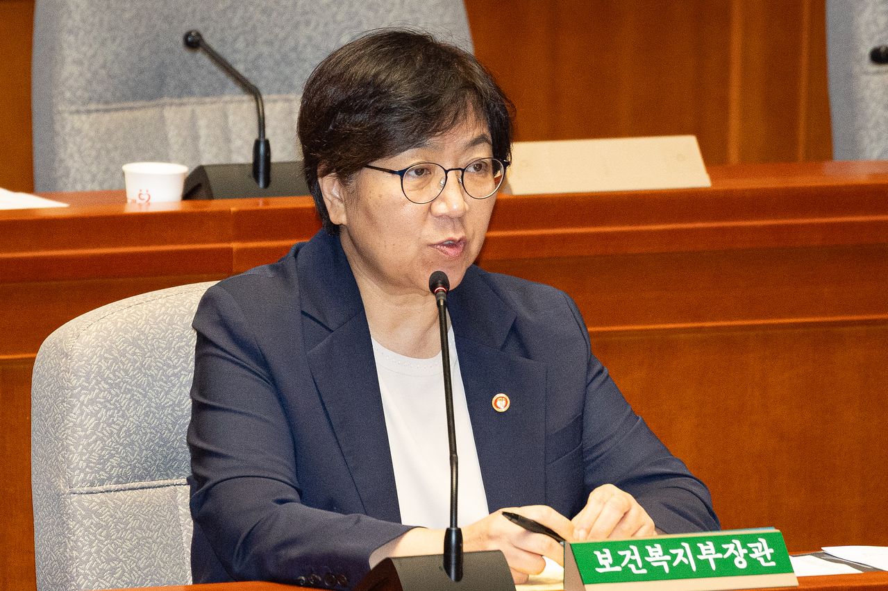 정은경 보건복지부 장관이 26일 서울 여의도 국회에서 열린 제438회 국회(임시회) 예산결산특별위원회 제3차 전체회의에 출석해 의원 질의에 답하고 있다. 뉴스1