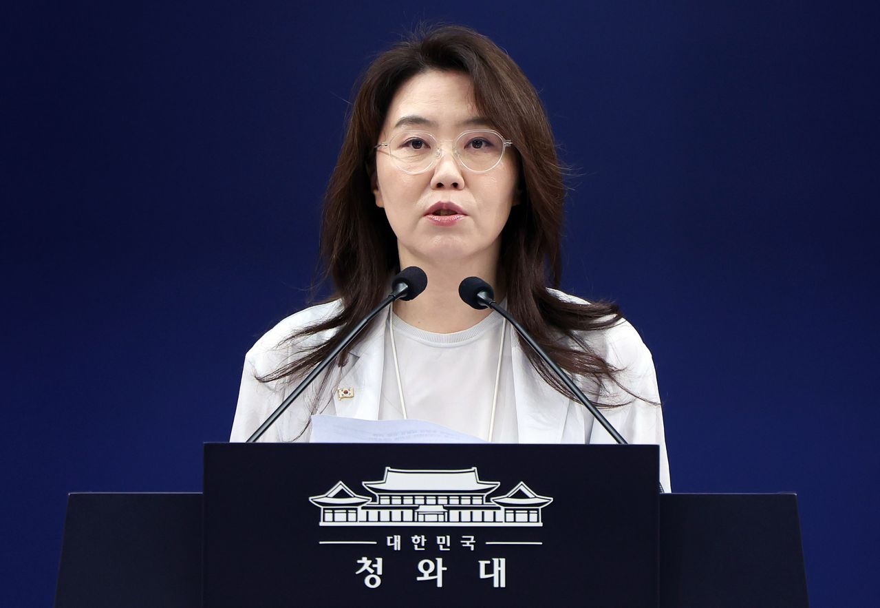 강유정 청와대 수석대변인이 28일 청와대 브리핑룸에서 대법관 후보자 관련 브리핑을 하고 있다. 청와대사진기자단