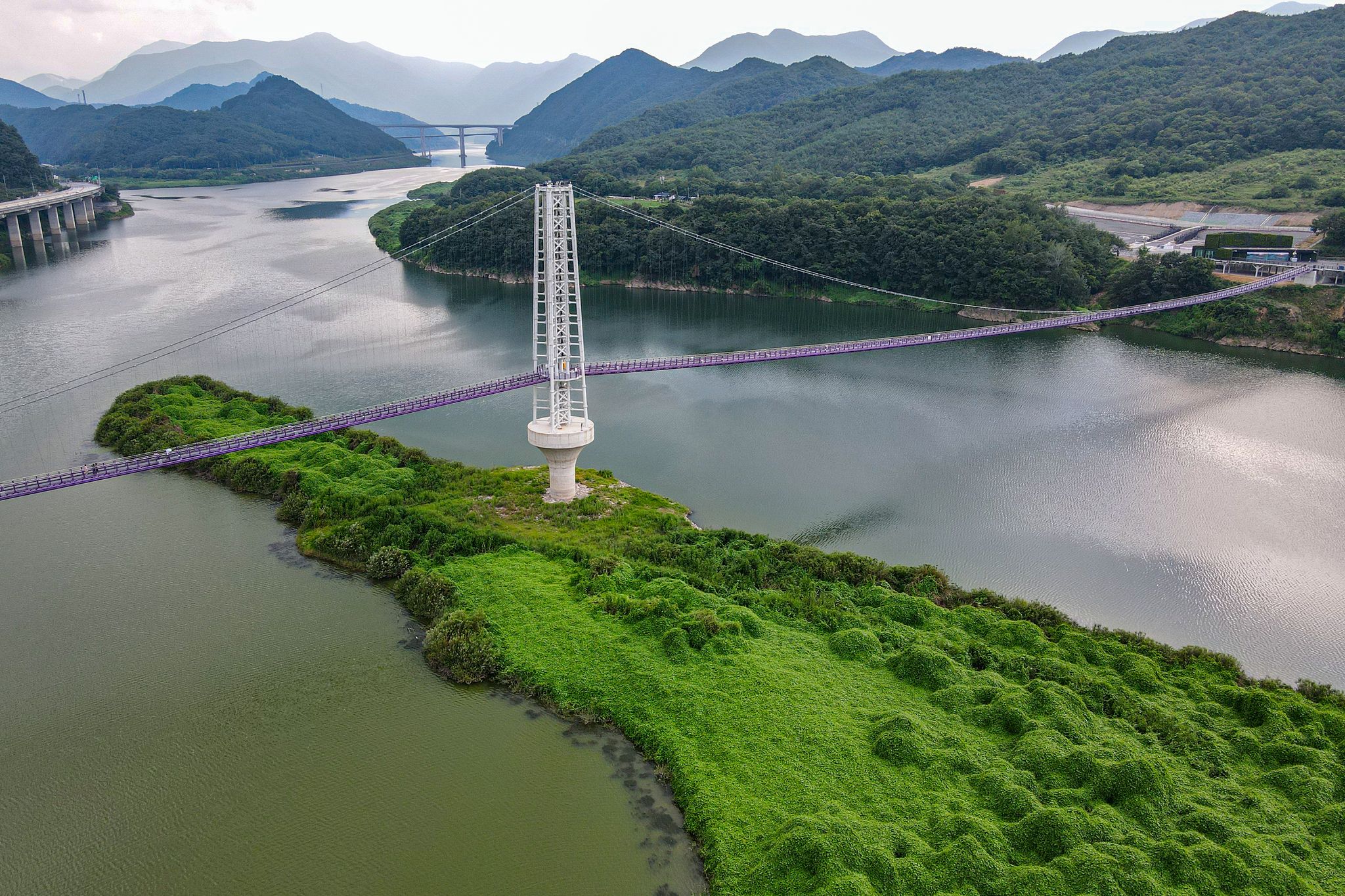 단양 시루섬 기적의 다리는 617m 길이로, 국내 최장 출렁다리다. 약 300m 지점에 무인도가 된 시루섬이 위치한다.