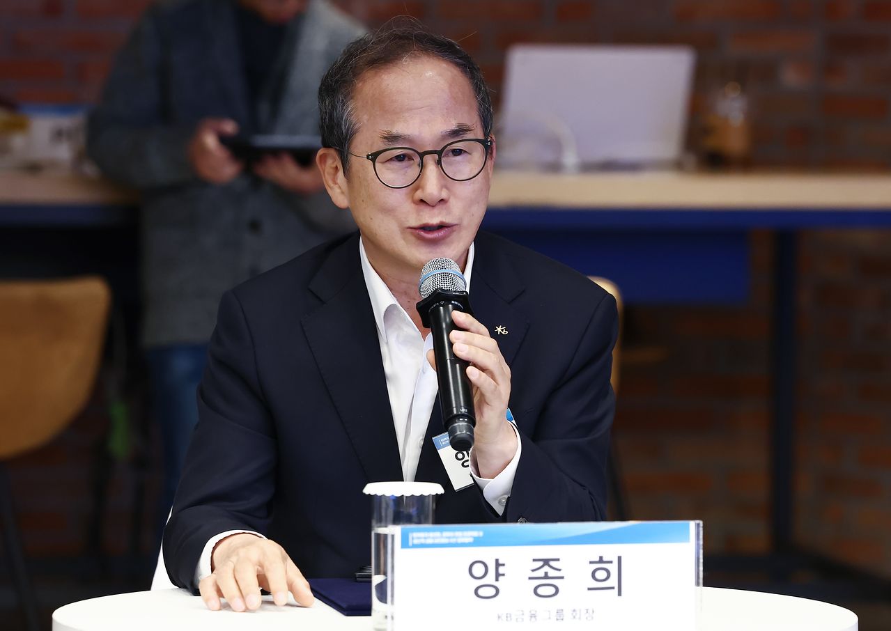 양종희 KB금융 회장이 지난 4월 서울 강남구 역삼 팁스타운에서 열린 벤처투자 활성화·모두의 창업 프로젝트 및 생산적 금융 대전환을 위한 업무협약식에서 인사말을 하고 있다. 뉴스1.