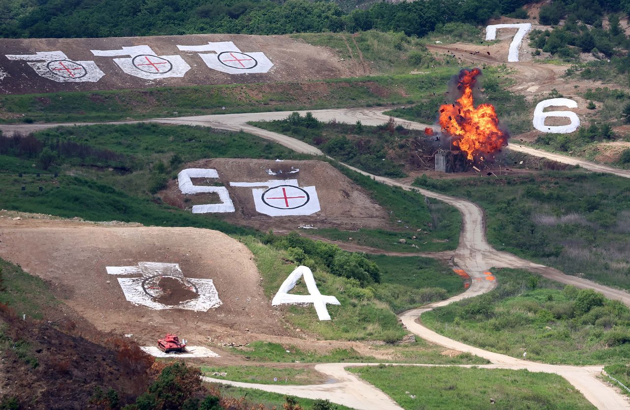 지난 5월 28일 경기 포천시 승진훈련장에서 열린 2026 합동화력훈련 본행사에서 자폭드론이 표적에 명중하고 있다. 국방부 주관 이번 훈련은 국민주권 정부 출범 이후 한국군 주요 전력이 대거 참여하는 합동화력훈련으로 K-방산 주력장비와 신규 무기체계 등을 소개하는 자리다. [사진공동취재단]