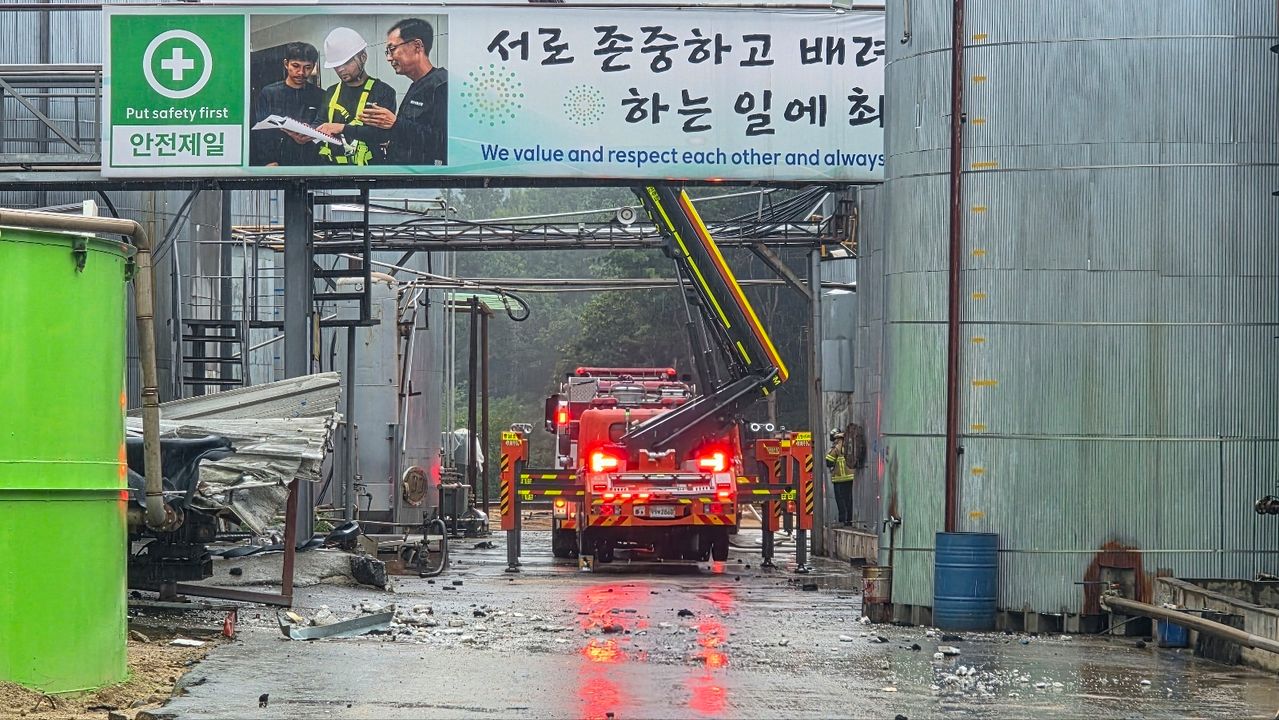 28일 충남 천안시 동남구 성남면의 한 페인트 원료 제조 공장에서 폭발과 함께 불이 나 소방당국이 진화 작업을 벌이고 있다. 뉴스1
