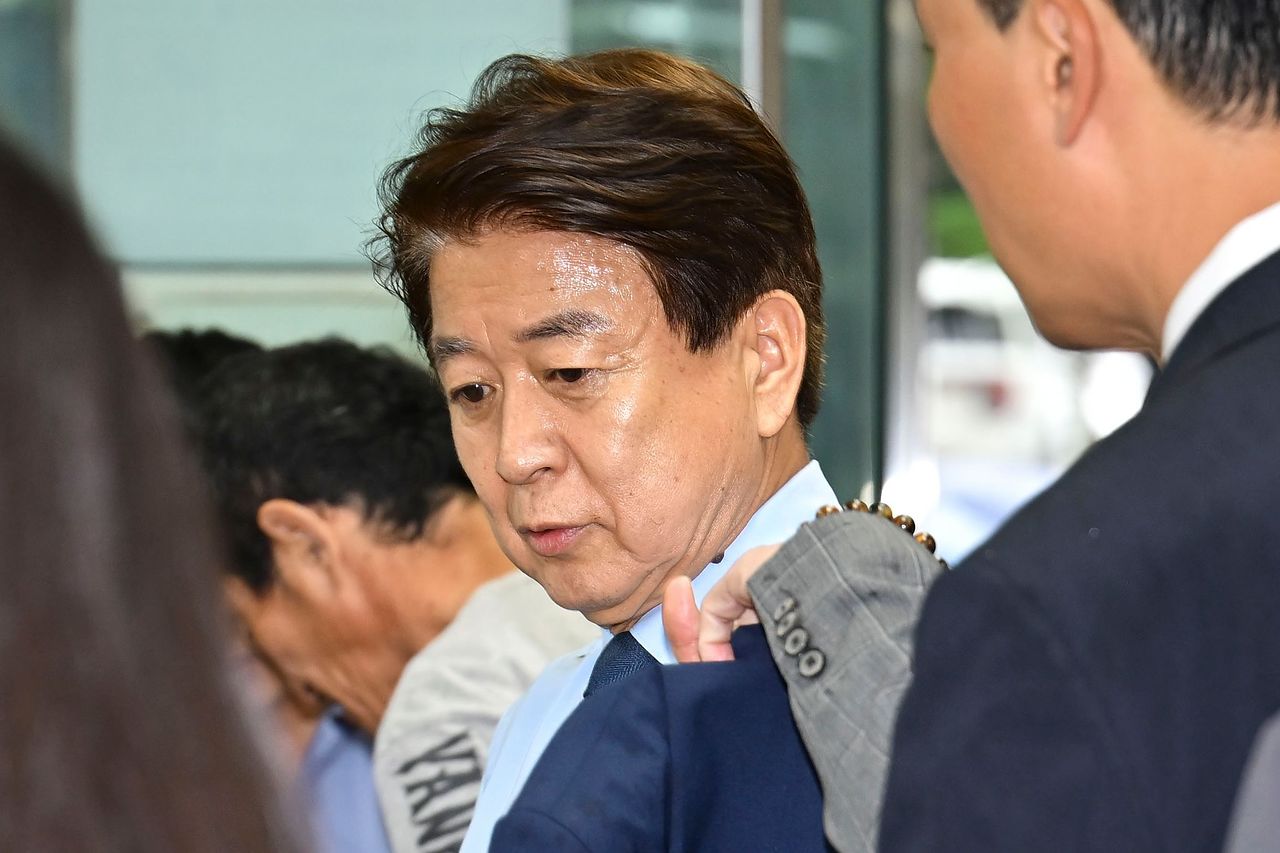 노웅래 전 더불어민주당 의원이 지난달 22일 서울 서초구 서울중앙지방법원에서 열린 정치자금법 위반 혐의 항소심 선고 공판에 출석하고 있다. 연합뉴스 