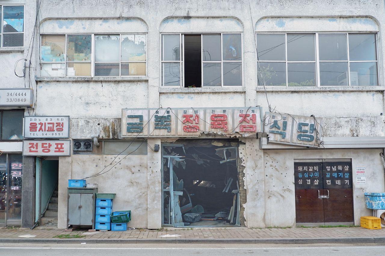 부서진 마을 풍경을 트릭아트로 재현했다. [사진 백종민 작가]