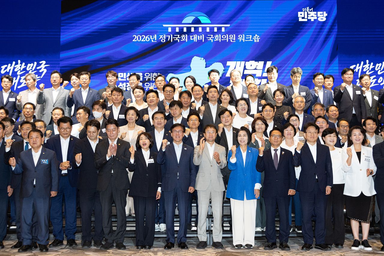  김민석 더불어민주당 대표를 비롯한 의원들이 28일 인천 영종구 인스파이어 엔터테인먼트 리조트에서 열린 2026년 정기국회 대비 국회의원 워크숍에서 결의문 발표 후 구호를 외치고 있다. 뉴스1