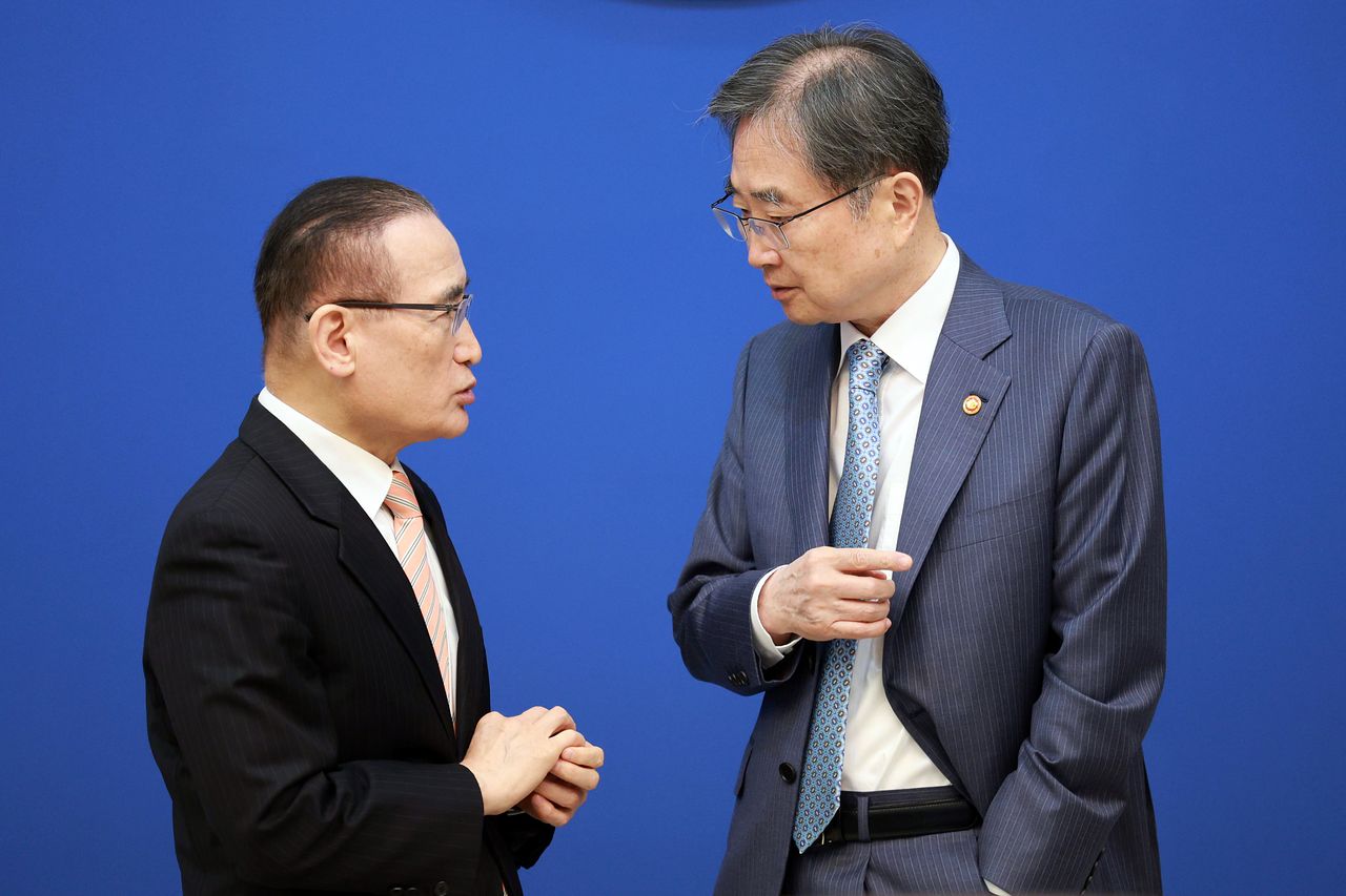 조현 외교부 장관과 위성락 국가안보실장이 지난 4월 6일 청와대에서 열린 국무회의 겸 제4차 비상경제 점검회의에 앞서 대화하고 있다. 뉴스1