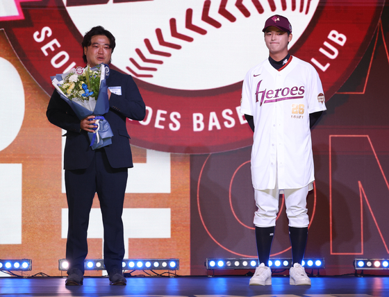 2026 KBO 신인 드래프트에서 키움 히어로즈에 1라운드 1순위 지명을 받은 천안북일고 오른손 투수 박준현의 아버지 박석민 전 두산 베어스 코치가 소감을 말하고 있다. 연합뉴스