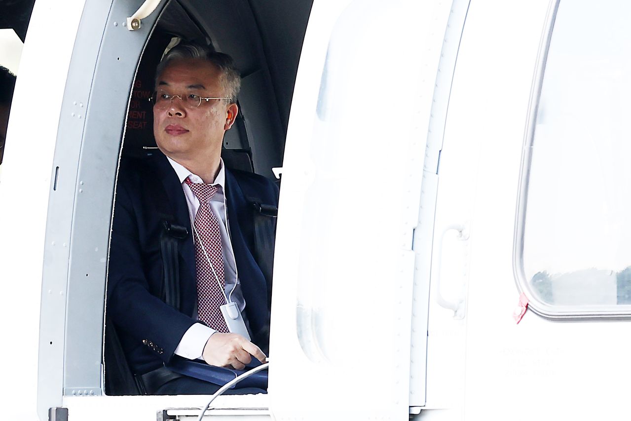권창영 2차 종합특별검사가 지난 5월 6일 연평도 현장검증을 위해 정부과천청사 인근에서 헬기에 탑승해 있다. 연합뉴스