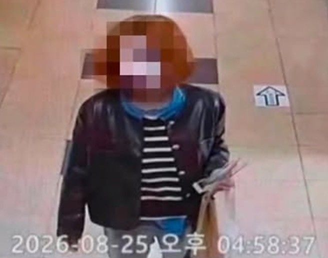 학교 내에서 포착된 '여장 남성' 추정 인물. 연합뉴스 