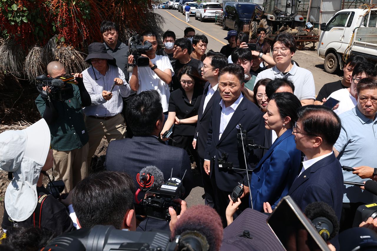 김영진 국회 행안위원장을 비롯한 더불어민주당 경찰개혁추진단이 28일 제주시 한림읍 야자수 농장을 찾아 살펴보고 있다.   이 농장은 30대 실종 여성이 숨진 채 발견된 곳이다. 연합뉴스 