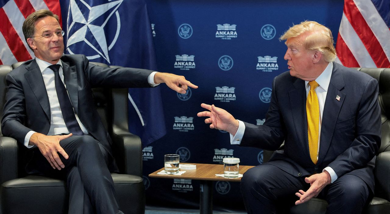 도널드 트럼프(오른쪽) 미국 대통령과 마르크 뤼터 북대서양조약기구(NATO·나토) 사무총장이 지난달 8일(현지시간) 튀르키예 앙카라에서 열린 나토 정상회의를 계기로 양자회담을 하고 있다. 로이터=연합뉴스