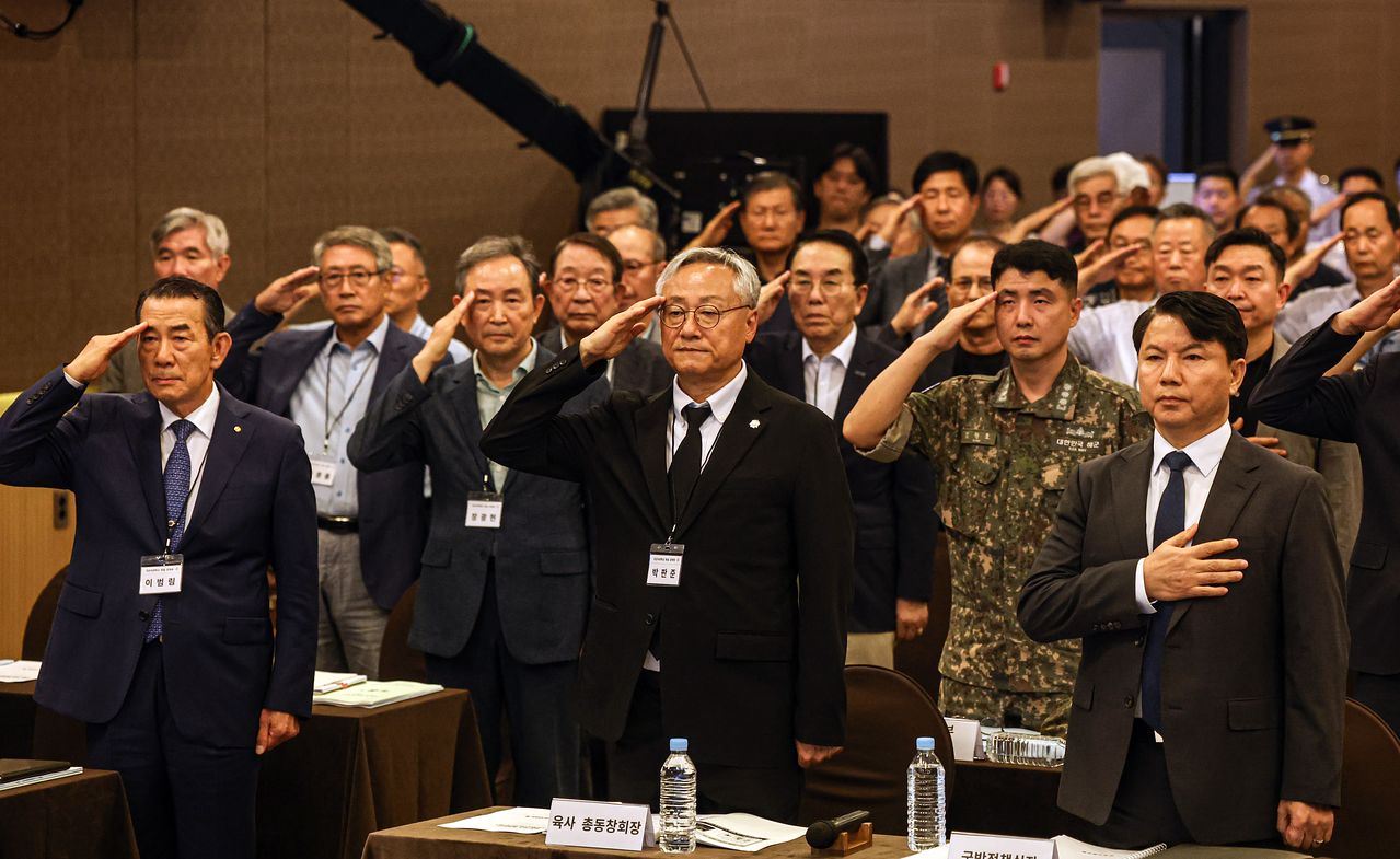 26일 오후 서울 용산구 국방컨벤션에서 열린 국군사관학교 창설 공청회에서 김홍철 국방부 정책실장(오른쪽부터) 박판준 육군사관학교 총동창회장, 이범림 해군사관학교 총동창회장 등 참석자들이 국민의례를 하고 있다. 뉴스1