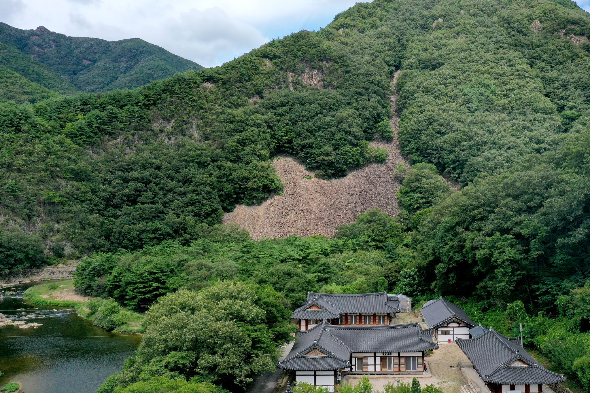 충북 영동군 황간면 백화산 자락에 자리한 천년고찰 반야사(般若寺)의 호랑이 형상. 그랑띠그르는 여기에서 영감을 받아 만들어졌다. 
