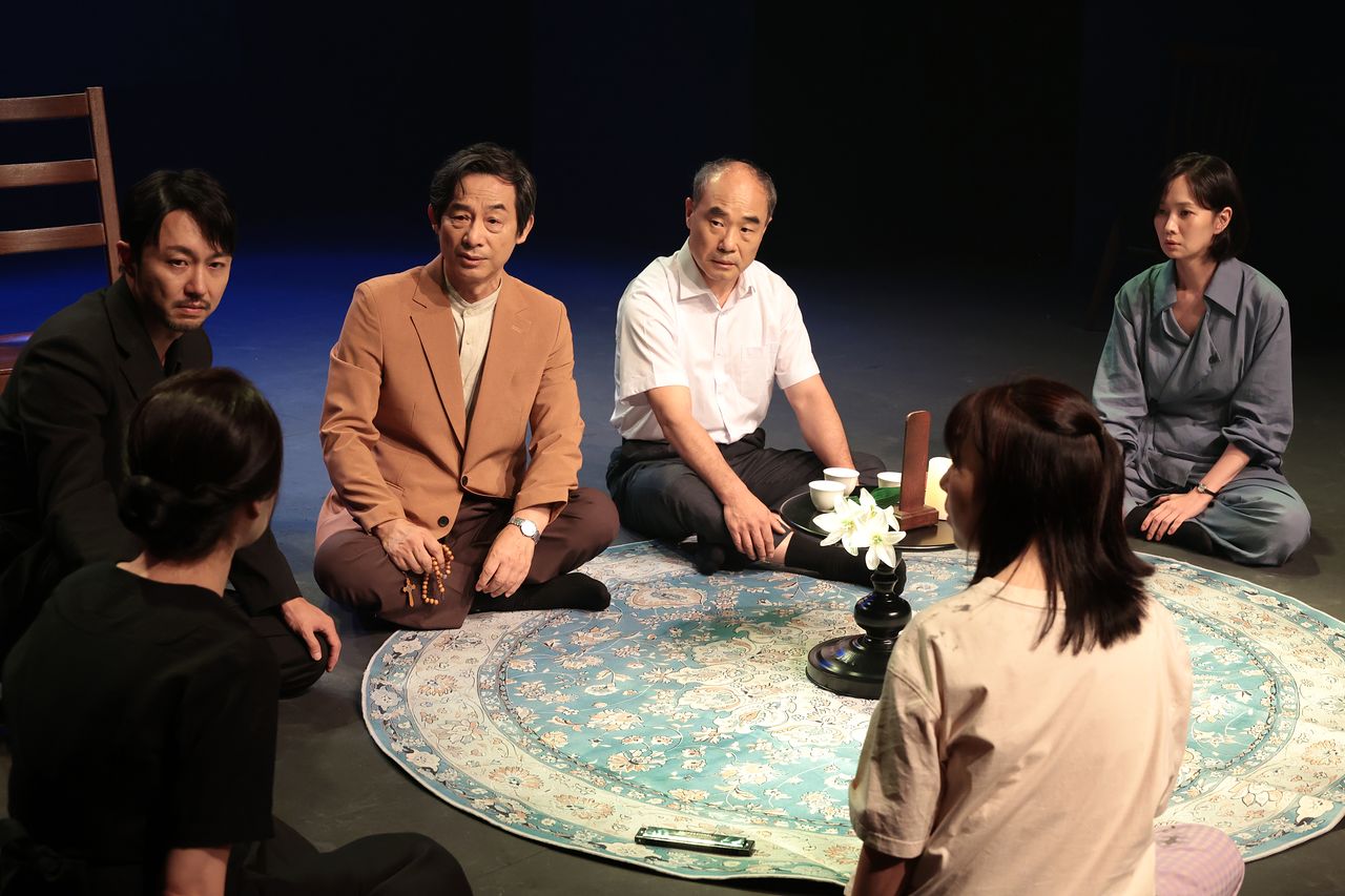 강신일·조영진 등 연기파 배우들의 열연이 돋보이는 연극 ‘운명의 힘’. [사진 극단 제비꽃]