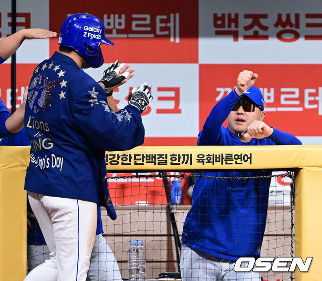 [OSEN=고척, 최규한 기자] 26일 서울 고척스카이돔에서 ‘2026 신한 SOL Bank KBO리그’ 키움 히어로즈와 삼성 라이온즈의 경기가 열렸다.홈팀 키움은 박준현, 방문팀 삼성은 최원태를 선발로 내세웠다.5회초 무사 만루 상황 삼성 김영웅이 달아나는 우중간 만루 홈런을 날리고 홈을 밟은 뒤 박진만 감독과 인사를 나누고 있다. 2026.08.26 / dreamer@osen.co.kr