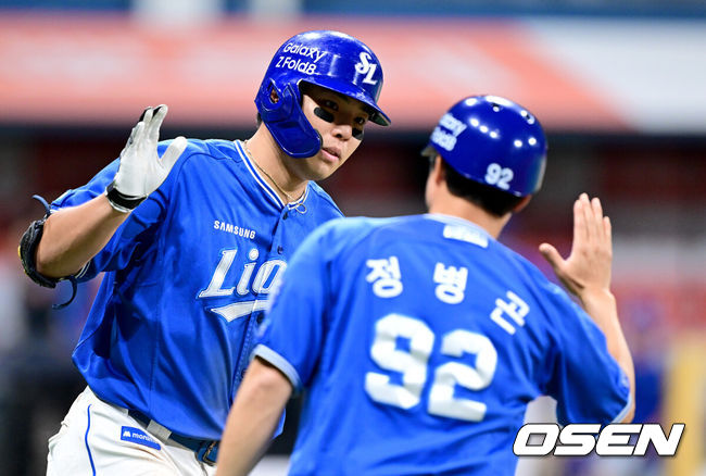[OSEN=고척, 최규한 기자] 26일 서울 고척스카이돔에서 ‘2026 신한 SOL Bank KBO리그’ 키움 히어로즈와 삼성 라이온즈의 경기가 열렸다.홈팀 키움은 박준현, 방문팀 삼성은 최원태를 선발로 내세웠다.5회초 무사 만루 상황 삼성 김영웅이 달아나는 우중간 만루 홈런을 날리고 그라운드를 돌며 정병곤 코치와 인사를 나누고 있다. 2026.08.26 / dreamer@osen.co.kr