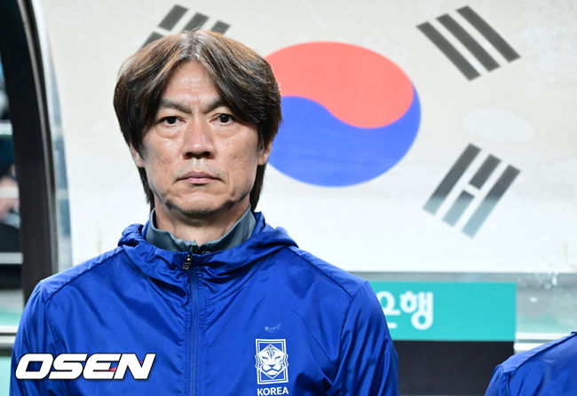 [OSEN=서울월드컵경기장, 조은정 기자]홍명보 감독이 이끄는 대한민국 대표팀과 파라과이의 A매치 평가전이 14일 오후 서울월드컵경기장에서 열렸다.'남미 강호' 파라과이는 지난 10일 일본 원정에서 2-2 무승부를 거두고 온 팀이다. 이번 경기는 홍명보호의 2026 북중미 월드컵 포트 배정을 두고도 중요한 일전이다.현재 한국은 오스트리아, 호주, 에콰도르와 치열한포트 2 막차 경쟁을 벌이고 있다.경기 전 대한민국 홍명보 감독이 그라운드를 바라보고 있다. 2025.10.14 /cej@osen.co.kr