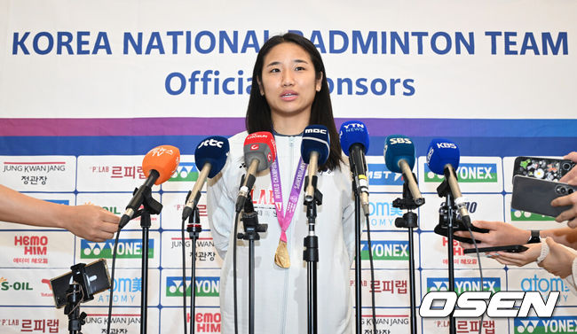 [OSEN=인천공항, 조은정 기자]2026 세계배드민턴연맹(BWF) 세계선수권대회를 마친 대한민국 배드민턴 대표팀이 25일 인천국제공항을 통해 귀국했다.대표팀은 세계선수권대회에서 금메달 2개와 동메달 1개를 수확하며 종합 1위에 올랐다.여자 단식에서 금메달을 딴 안세영이 취재진의 질문을 듣고 있다. 2026.08.25 /cej@osen.co.kr