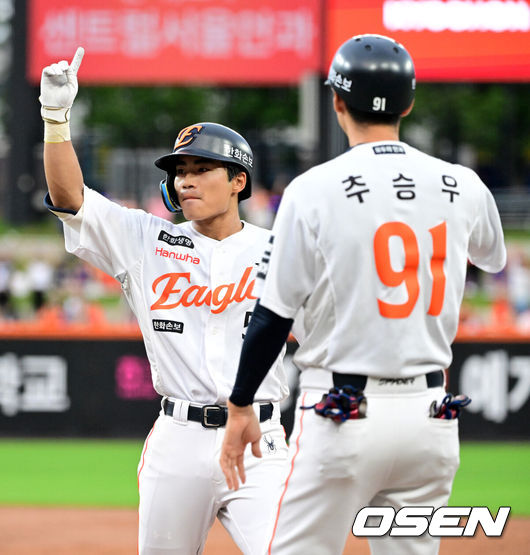 [OSEN=대전, 지형준 기자] 9일 대전 한화생명 볼파크에서 2026 신한 SOL KBO리그 한화 이글스와 NC 다이노스의 경기가 열렸다.이날 한화는 오웬 화이트, NC는 구창모가 선발로 나섰다.2회말 2사 1,2루에서 한화 오재원이 선제 1타점 적시타를 날리며 기뻐하고 있다. 2026.07.09 / jpnews@osen.co.kr