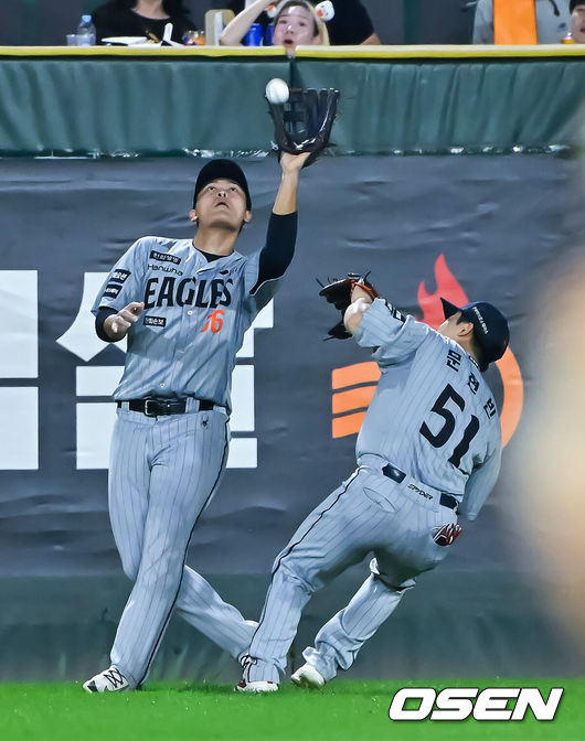 [OSEN=인천, 박준형 기자] 프로야구 SSG 랜더스가 한화 이글스와의 주중 3연전을 싹쓸이하고 3연승을 달성했다.이숭용 감독이 이끄는 SSG는 27일 인천 SSG랜더스필드에서 열린 2026 신한 SOL KBO리그 한화 이글스와의 홈경기에서 13-6승리를 거뒀다. 이날 승리로 SSG는 주중 3연전 스윕, 시즌 전적 48승64패5무를 만들었다. 반면 4연패에 빠진 한화는 49승60패3무가 됐다.4회말 1사 1루 SSG 에레디아의 외야뜬공을 한화 한지윤 좌익수가 포구하고 있다.  2026.08.27 / soul1014@osen.co.kr