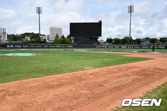 OSEN=광주, 이대선 기자] 29일 광주-기아 챔피언스필드에서 2026 신한 SOL KBO리그 KIA 타이거즈와 SSG 랜더스의 경기가 열렸다.이날 KIA는 올러, SSG은 아빌라를 선발로 내세웠다.오전까지 비를 뿌리던 하늘이 갰다. 2026.08.29 /sunday@osen.co.kr