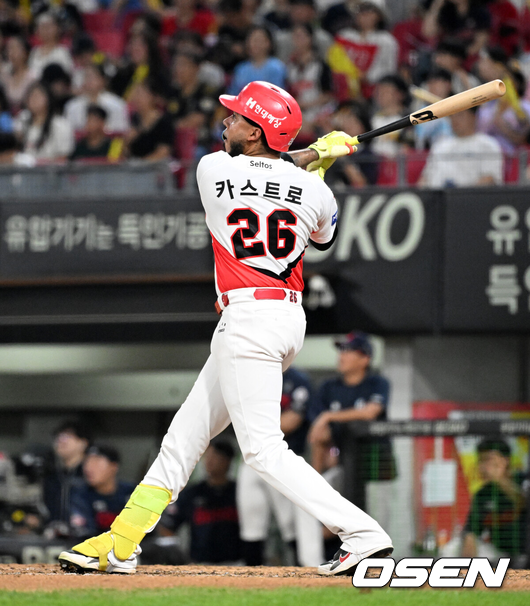 [OSEN=광주, 이대선 기자] 26일 광주-기아 챔피언스필드에서 2026 신한 SOL KBO리그 KIA 타이거즈와 롯데 자이언츠의 경기가 열렸다.이날 KIA는 황동하, 롯데는 로드리게스를 선발로 내세웠다.7회말 1사 만루에서 KIA 카스트로가 만루 홈런을 치고 있다. 2026.08.26 /sunday@osen.co.kr