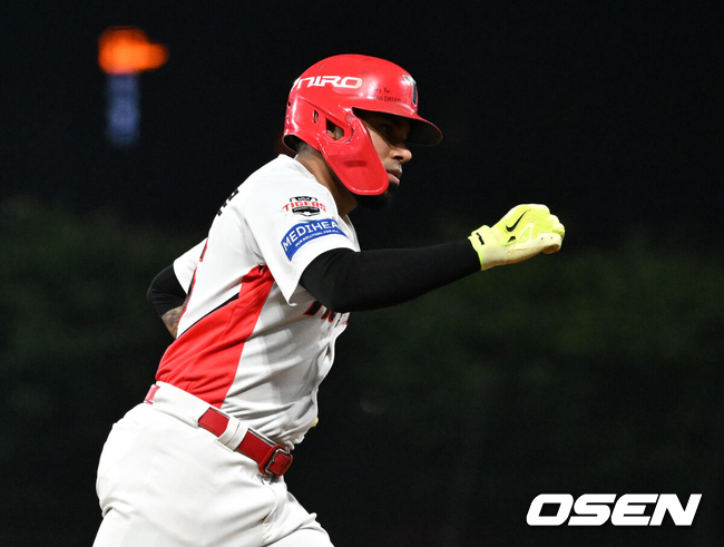 [OSEN=광주, 이대선 기자] 26일 광주-기아 챔피언스필드에서 2026 신한 SOL KBO리그 KIA 타이거즈와 롯데 자이언츠의 경기가 열렸다.이날 KIA는 황동하, 롯데는 로드리게스를 선발로 내세웠다.5회말 2사 2루에서 KIA 카스트로가 우중월 투런 홈런을 치고 있다. 2026.08.26 /sunday@osen.co.kr