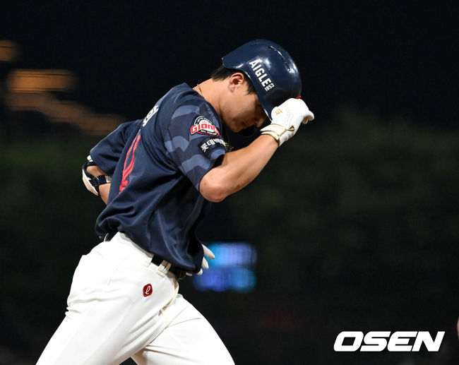 [OSEN=광주, 이대선 기자] 26일 광주-기아 챔피언스필드에서 2026 신한 SOL KBO리그 KIA 타이거즈와 롯데 자이언츠의 경기가 열렸다.이날 KIA는 황동하, 롯데는 로드리게스를 선발로 내세웠다.8회초 무사에서 롯데 윤동희가 홈런을 치고 그라운드를 돌고 있다. 2026.08.26 /sunday@osen.co.kr