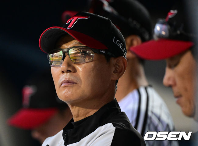 [OSEN=잠실, 지형준 기자] 20일 서울 잠실야구장에서 2026 신한 SOL KBO리그 LG 트윈스와 KT 위즈의 경기가 열렸다.LG는 신예 박시원, KT는 베테랑 고영표가 선발로 나섰다.1회초 1사 1,2루에서 LG 박시원이 KT 힐리어드에 선제 1타점 우중간 적시타를 허용하자 염경엽 감독이 생각에 잠겨 있다. 2026.08.20 / jpnews@osen.co.kr