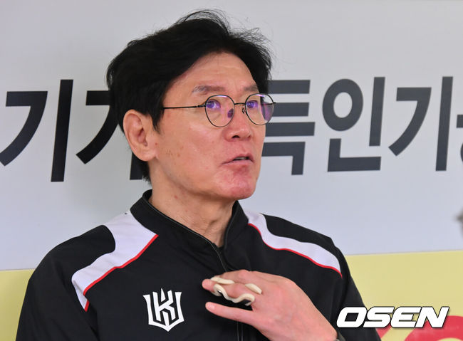 [OSEN=대구, 이석우 기자] 29일 대구삼성라이온즈파크에서 2026 신한 SOL KBO 리그 삼성 라이온즈와 KT 위즈의 경기가 열린다. 홈팀 삼성은 페덱이, 방문팀 KT는 로건이 선발 출전한다. KT 위즈 이강철 감독이 기자들과 인터뷰를 하고 있다. 2026.08.29 / foto0307@osen.co.kr