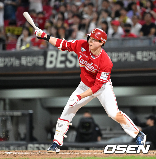[OSEN=광주, 이대선 기자] 29일 광주-기아 챔피언스필드에서 2026 신한 SOL KBO리그 KIA 타이거즈와 SSG 랜더스의 경기가 열렸다.이날 KIA는 올러, SSG은 아빌라를 선발로 내세웠다.6회초 1사 1루에서 SSG 박성한이 적시타를 치고 있다. 2026.08.29 /sunday@osen.co.kr
