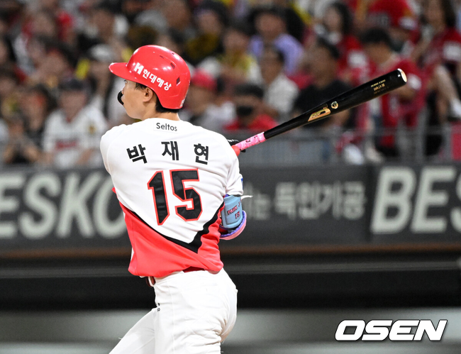 [OSEN=광주, 이대선 기자] 29일 광주-기아 챔피언스필드에서 2026 신한 SOL KBO리그 KIA 타이거즈와 SSG 랜더스의 경기가 열렸다.이날 KIA는 올러, SSG은 아빌라를 선발로 내세웠다.8회말 무사 1루에서 KIA 박재현이 적시타를 치고 있다. 2026.08.29 /sunday@osen.co.kr