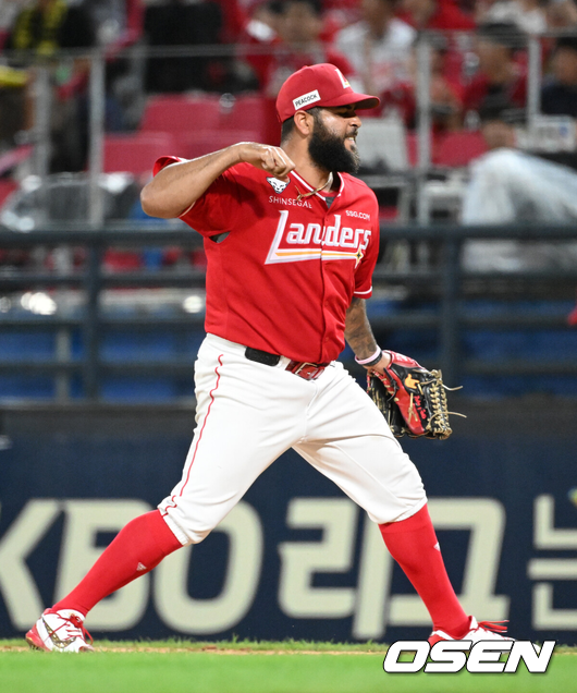 [OSEN=광주, 이대선 기자] 29일 광주-기아 챔피언스필드에서 2026 신한 SOL KBO리그 KIA 타이거즈와 SSG 랜더스의 경기가 열렸다.이날 KIA는 올러, SSG은 아빌라를 선발로 내세웠다.7회말 2사에서 SSG 아빌라가 KIA 한준수를 외야플라이로 처리하고 환호하고 있다. 2026.08.29 /sunday@osen.co.kr