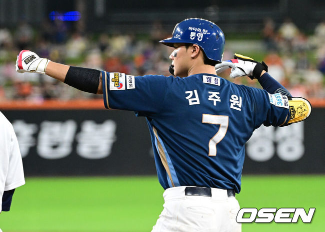 [OSEN=대전, 지형준 기자] 7일 대전 한화생명 볼파크에서 2026 신한 SOL KBO리그 한화 이글스와 NC 다이노스의 경기가 열렸다.이날 한화는 박준영, NC는 커티스 테일러가 선발로 나섰다.8회초 1사 1,3루에서 NC 김주원이 1타점 적시타를 날리며 기뻐하고 있다. 2026.07.07 / jpnews@osen.co.kr