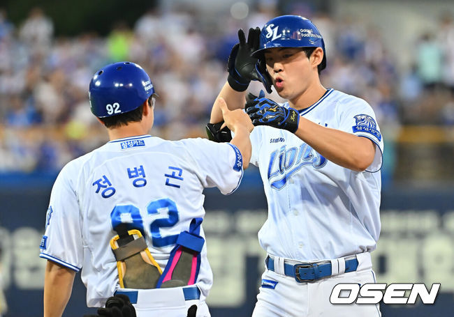[OSEN=대구, 이석우 기자] 29일 대구삼성라이온즈파크에서 2026 신한 SOL KBO 리그 삼성 라이온즈와 KT 위즈의 경기가 열렸다. 홈팀 삼성은 페덱이, 방문팀 KT는 로건이 선발 출전했다. 삼성 라이온즈 구자욱이 1회말 1사 2루 우익수 오른쪽 1타점 안타를 치고 세리머니를 하고 있다. 2026.08.29 / foto0307@osen.co.kr